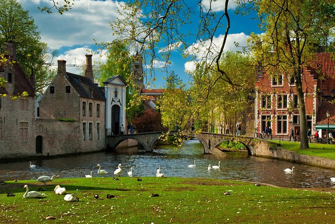Bruges bus tour from Brussels - Getting from Brussels at 8:30: the coach ride and the guide setup