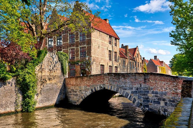 Bruges Day Trip from Brussels - Minnewater Lake of Love and Begijnhof: Bruges Looks Soft, History Isn’t