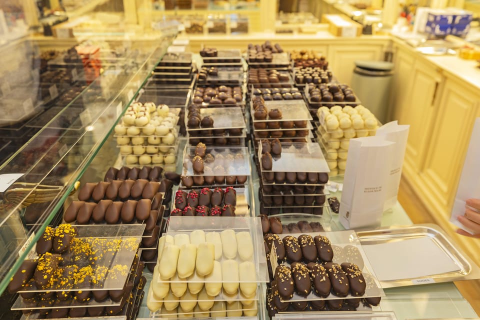 Brussels Food Tour: Main Dish, Beer, Waffle & Chocolate - Size, language, and guide style: why it feels personal