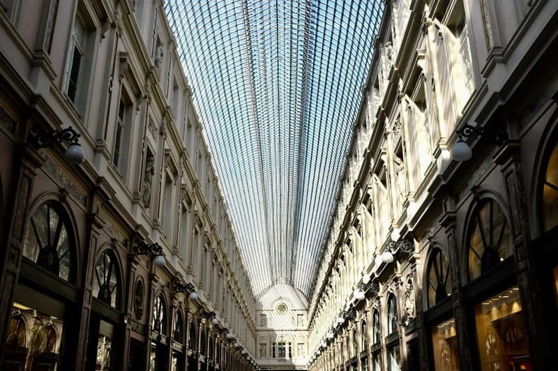 Brussels Highlights: Walking & Bus Tour with Waffle Tasting - Meeting at the Tourist Info Centre and Getting Oriented Fast