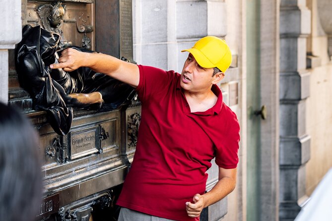 Brussels: Historical Walking Tour with Chocolate & Waffle Tasting - Quick stops that reveal Brussels’ civic personality