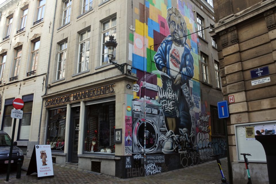 Brussels: The comic book walls walking tour - First Steps: Finding the Mural Next to Brousaille