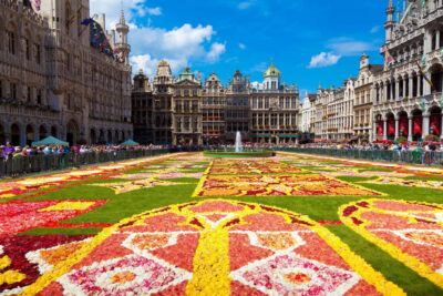 Brussels: Walking Tour with Belgian Lunch, Chocolate, & Beer - The guided loop: Manneken Pis, the Bourse, and Saint Géry