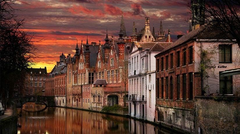 From Brussels: Bruges Day Trip with Boat Tour Option (ES) - The 2-Hour Guided Walk Through Bruges: UNESCO Center With a Script