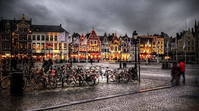 From Brussels: Bruges Day Trip with Boat Tour Option (ES) - From St. John’s Hospital to the Church of Our Lady: Medieval Landmarks With Scale