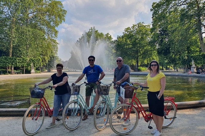 Lively Brussels Highlights Bike tour DUTCH - Manneken Pis: waffle and water instead of a rushed photo
